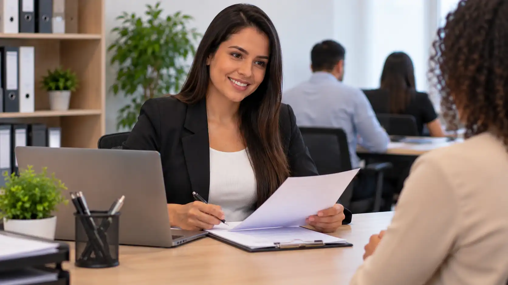 Currículo para Assistente de Recursos Humanos: Como Fazer e Exemplos